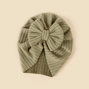 Nahaufnahme von olivgrünem Strick-Babyturban mit übergroßer Schleifendetail