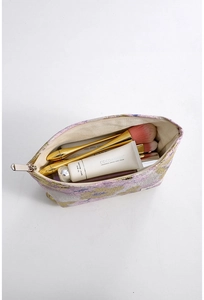 Vue intérieure de la trousse à maquillage jacquard avec pinceaux et crème