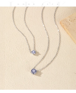 Makroaufnahme von S925 Sterlingsilber-Halsketten mit funkelnden Lavendel-Zirkonia-Anhängern
