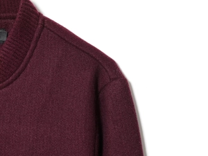 Dettaglio della giacca di lana bordeaux con spalla e collo in maglia a coste
