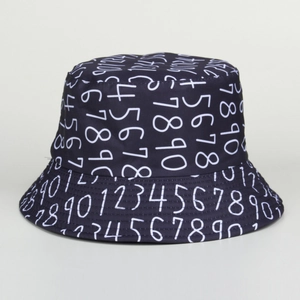 Bob réversible minimaliste avec numéros numériques blancs sur tissu noir de qualité