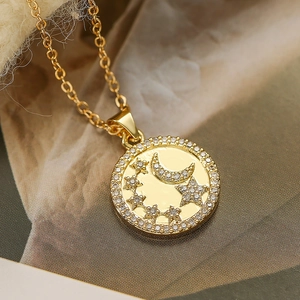 Vergulde muntketting met ster- en maanhanger omlijst door schitterende zirkonia's