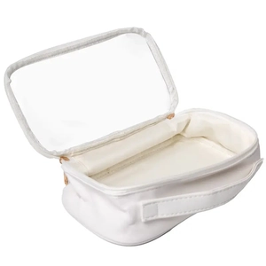 Beauty case in PVC aperto con coperchio trasparente e interni beige spaziosi