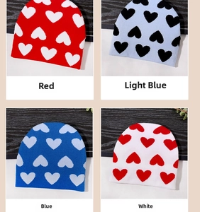 Opzioni di colore per berretti in maglia con motivo a cuore in rosso, celeste, blu e bianco
