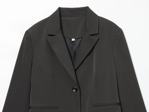 Vue détaillée du col à revers et du boutonnage simple sur ce blazer noir cintré taille S