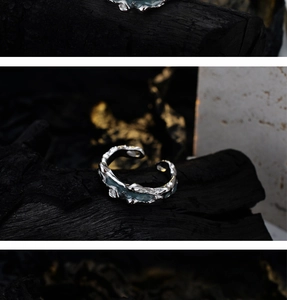 Detalle macro de anillo abierto plateado con texturas irregulares y esmalte azul cielo