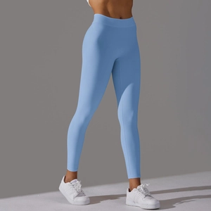 Legging de yoga bleu clair à taille haute montrant la coupe élastique et le tissu sans couture