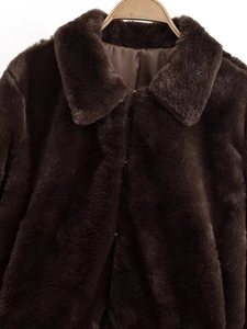 Nahaufnahme der dunkelbraunen Kunstpelzjacke mit klassischem Revers und weichem Flor