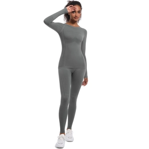 Dettaglio del set yoga grigio senza cuciture con texture in maglia e vita alta elastica