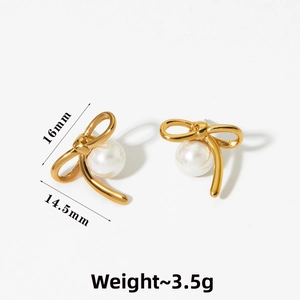 Dettaglio orecchini a fiocco dorati con perla e misure 16mm x 14,5mm