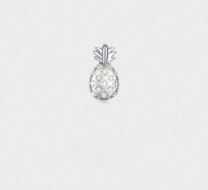 Détail de la boucle d'oreille ananas en argent 925 avec sertissage pavé jaune