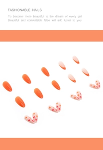 Détail de faux ongles en amande avec dégradé orange et motifs de cœurs élégants