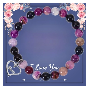 Bracelet en perles de pierre zébrée rose avec pendentif cœur sur carte cadeau