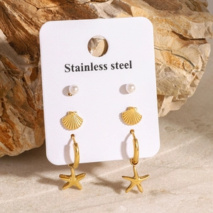 Trois paires de boucles d'oreilles en acier doré avec perles, coquillages et étoiles