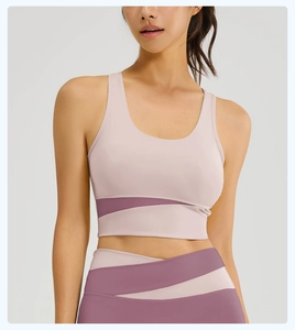 Vue détaillée du soutien-gorge de sport et du legging taille haute bicolore