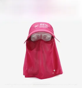 Dettaglio cappello parasole rosa con maschera in mesh e protezione per il collo