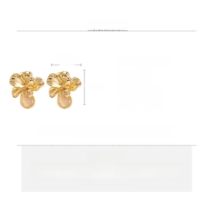 Details von Vintage Goldene Blumenohrringe mit Harzmitte und präziser Größe von 1,7 cm