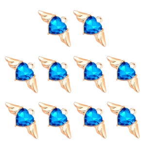 Vue macro de 10 pendentifs coeur en cristal bleu avec ailes en alliage doré