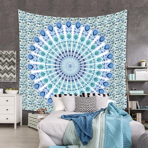 Détail de la tapisserie mandala bleue montrant des motifs bohèmes pour décoration