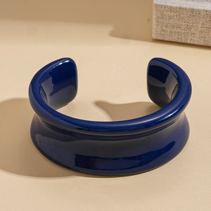 Détail de la finition brillante et du profil géométrique de ce bracelet en résine bleu marine