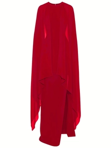 Détail de la robe de soirée rouge avec cape montrant le satin lisse et le drapé élégant