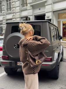 Sac bandoulière femme en cuir marron foncé avec boucle G dorée et pull en maille