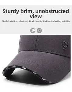 Détail de la casquette de baseball gris foncé avec broderie FARD et visière structurée
