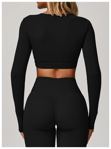 Vue arrière du haut de yoga noir moulant avec un tissu mat élastique de qualité