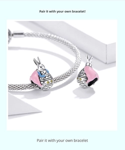 Détail macro des breloques lapin de Pâques en argent 925 avec émail rose pour bracelet