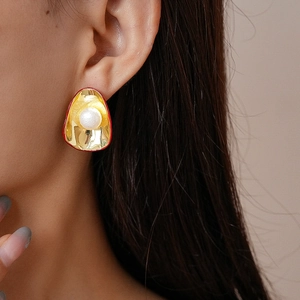Boucles d'oreilles rétro en métal concave avec émail rouge et perles blanches