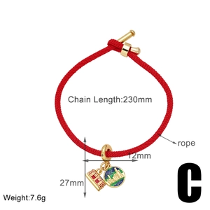 Dettaglio del bracciale rosso intrecciato con ciondolo terra e misure del prodotto