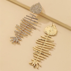 Vue détaillée de boucles d'oreilles arête de poisson dorées serties de strass brillants