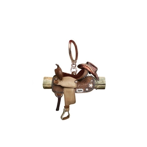 Porte-clés de selle western marron avec pendentif chapeau de cowboy sur fond blanc
