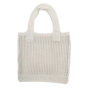 Borsa tote minimalista in maglia beige con design a rete traforata su sfondo bianco puro