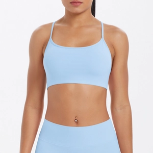 Détail de la brassière de sport bleu clair à fines bretelles et legging de yoga taille haute