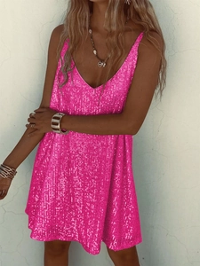Détail rapproché des paillettes rose fuchsia sur une robe de soirée dos nu avec col en V