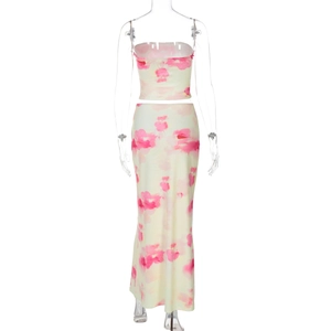 Détail d'un ensemble crop top bustier et jupe longue moulante à imprimé floral rose