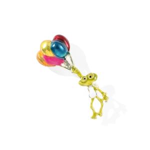 Détail d'une broche grenouille avec ballons colorés en émail et alliage peint à la main