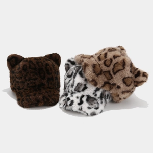 Dettaglio di cappellini in peluche leopardati con orecchie di volpe in tre vari colori
