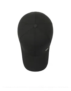Dettaglio del berretto da baseball in cotone nero da uomo con placca in metallo ed etichetta