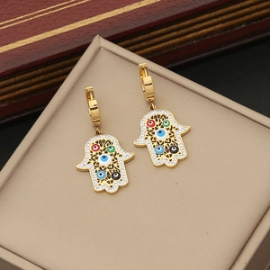 Boucles d'oreilles main de Hamsa dorées avec émail œil bleu et pierres de zircon
