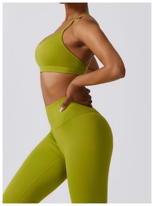 Détail du soutien-gorge de sport et legging de yoga taille haute vert olive mat extensible