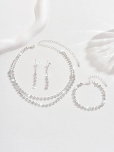 Detailansicht des luxuriösen silbernen Strass-Schmucksets mit Halskette, Armband und Ohrringen