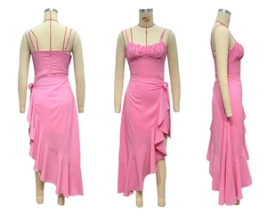 Détails de la robe moulante rose avec ourlet à volants et laçage latéral décoratif