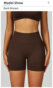 Dettaglio degli shorts da yoga senza cuciture a vita alta marrone caffè con bordo