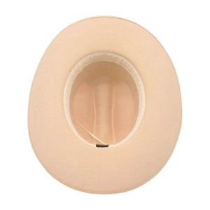 Détail de la bande de propreté intérieure et de la doublure en feutre du chapeau fedora beige