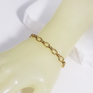 Dettaglio del bracciale a catena sottile in acciaio al titanio placcato oro 18K su mano