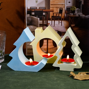 Kerstboom en huisje kandelaar set met brandende rode waxinelichtjes sfeer decor