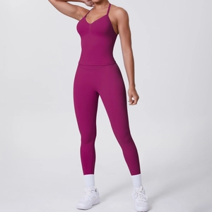 Detail des dunkelroséfarbenen Yoga-Sets mit V-Ausschnitt Top und High-Waist Sportleggings
