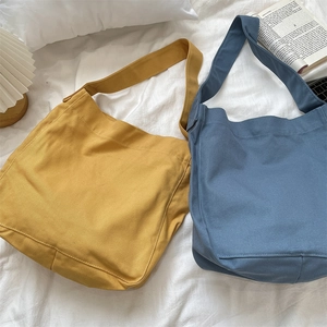 Dettaglio della trama in tela da 16oz su borse tote color zenzero e grigio-blu